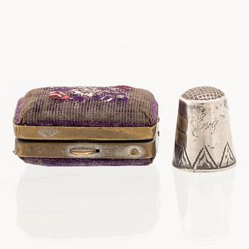 Thimbles, 2 pcs, 18K gold and likely carnelian, Lars Larsson & Co Gothenburg 1848 silver Eman Lindström Söderköping 1918.