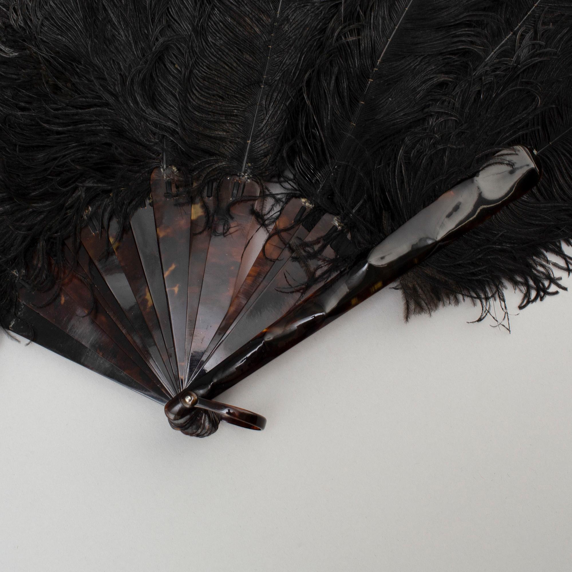 SOLFJÄDRAR, två stycken, struts och sköldpaddsskal. Tidigt 1900-tal.