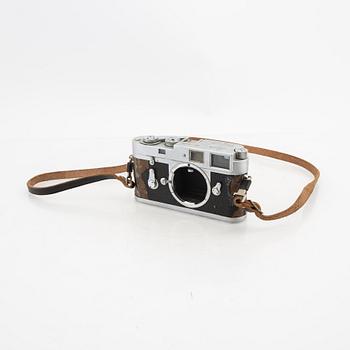Leica camera with 2 lenses from the middle of the 20th century.