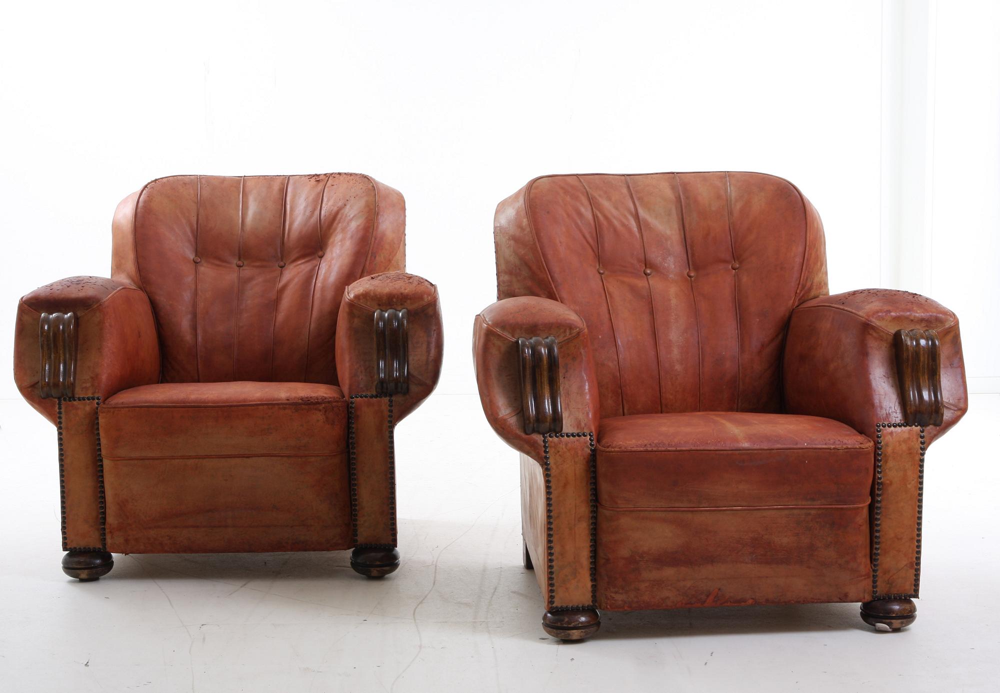 CLUBFÅTÖLJER, ett par, 1900-tal.