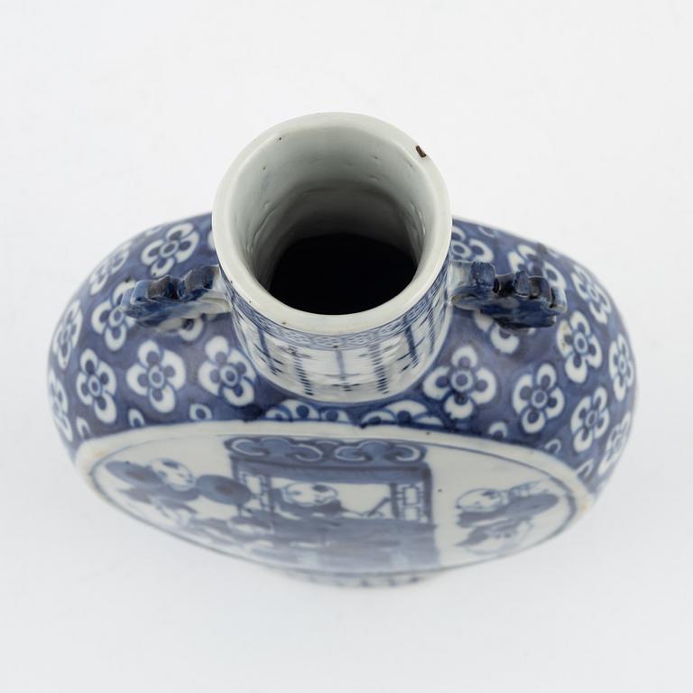 A blue and white pilgrimvase, Qing dynasty, 19th Century.