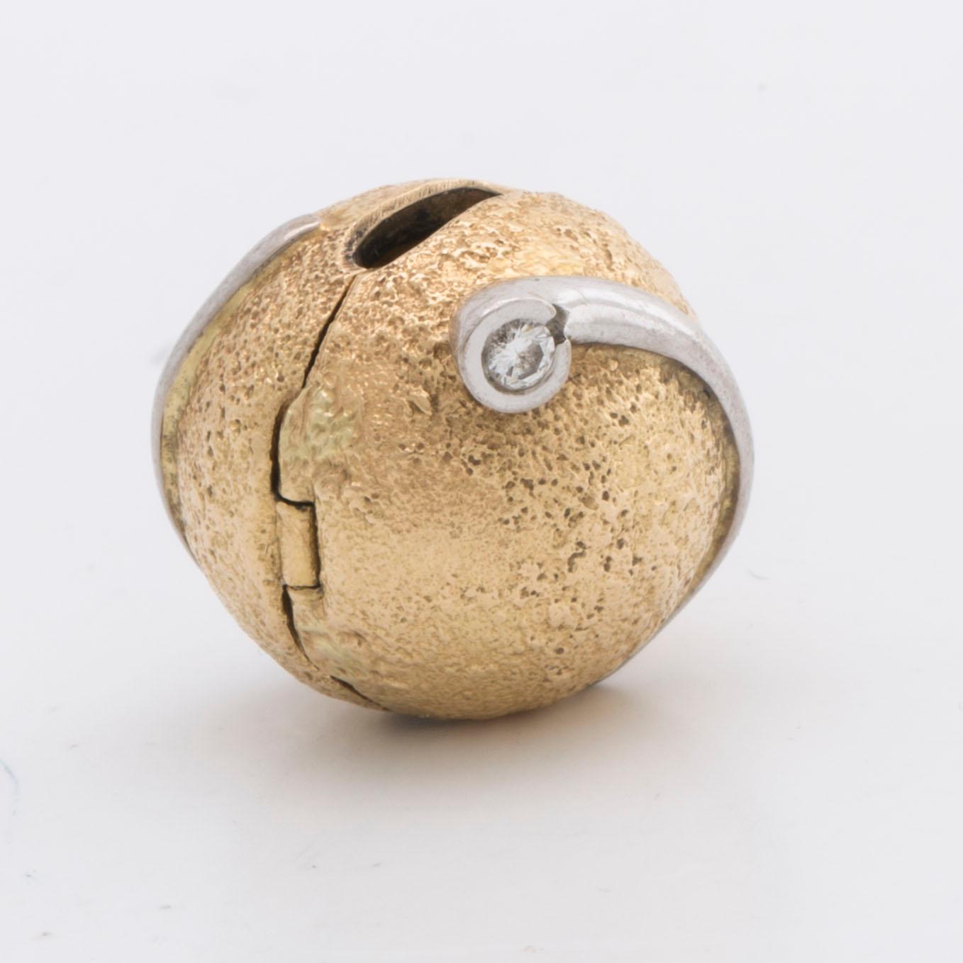 LYNGGAARD lås 18K guld och vitguld m 2 briljanter ca 0,10 ct totalt.