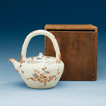 1687. A Japanese imari tea pot with cover, Edo (1603-1868).