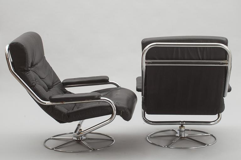 SNURRFÅTÖLJER, ett par, 1900-talets andra hälft.