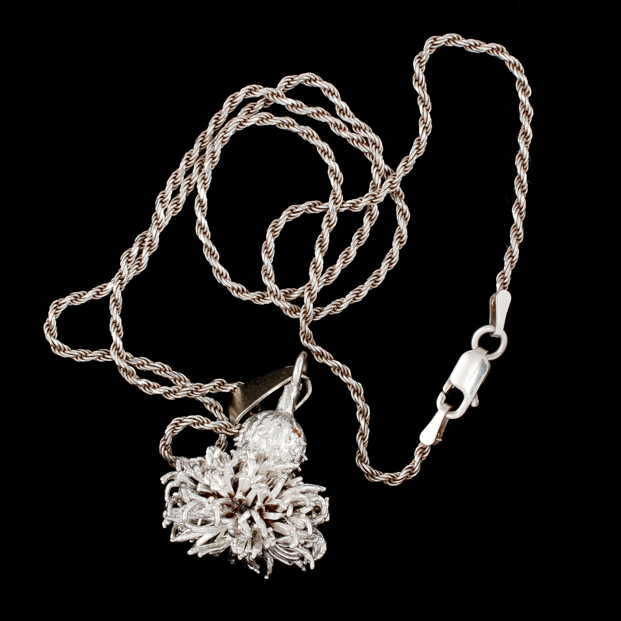 HÄNGE, sterlingsilver, Flora Danica, Orla Eggert, Danmark, 1900-talets tredje kvartal. Total vikt 11 g.