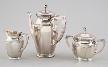 KAFFESERVIS, 3 delar, silver, CG Hallberg, Stockholm 1916/17. Vikt ca 939 gram.