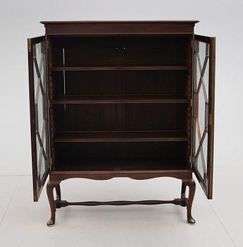 VITRINSKÅP, England, 1900-talets första hälft.