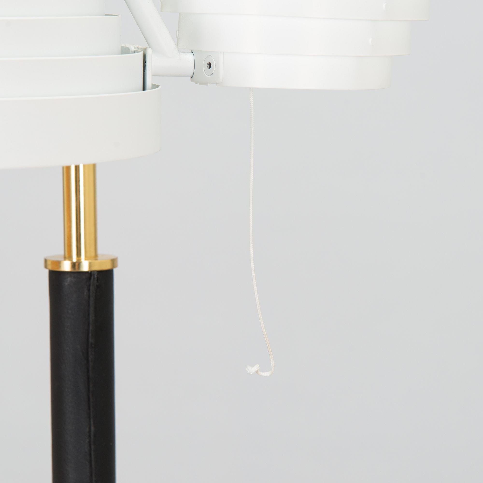 Alvar Aalto, lattiavalaisin, malli A809, Valaisinpaja, Artek, 1900-luvun loppu.