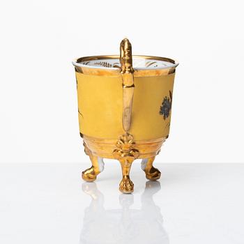 Kopp med fat, porslin. Empire, 1800-tal, Möjligen Ryssland.