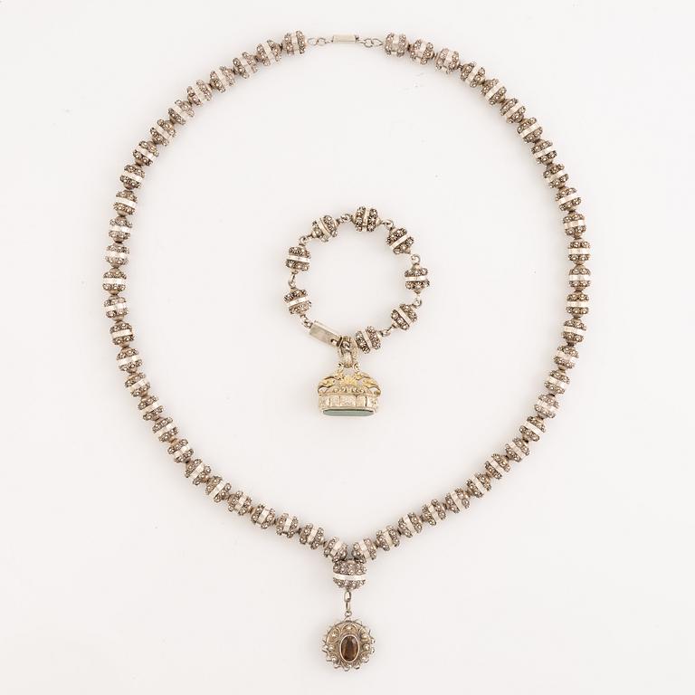 Collier med medljong samt armband silver, Mexiko.