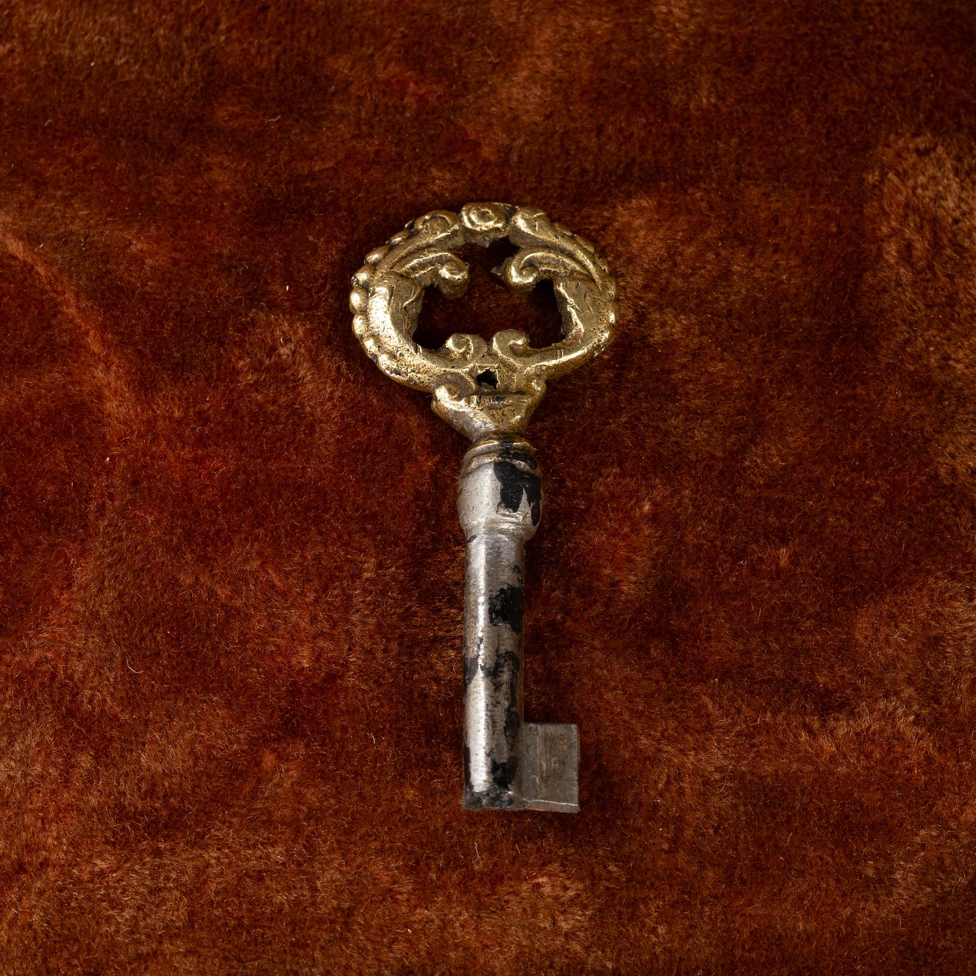 A Louis XVI-style display cabinet, around 1900.