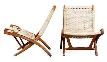699. A pair of 20th cent teak folding chairs, after a model by Hans J Wegner.