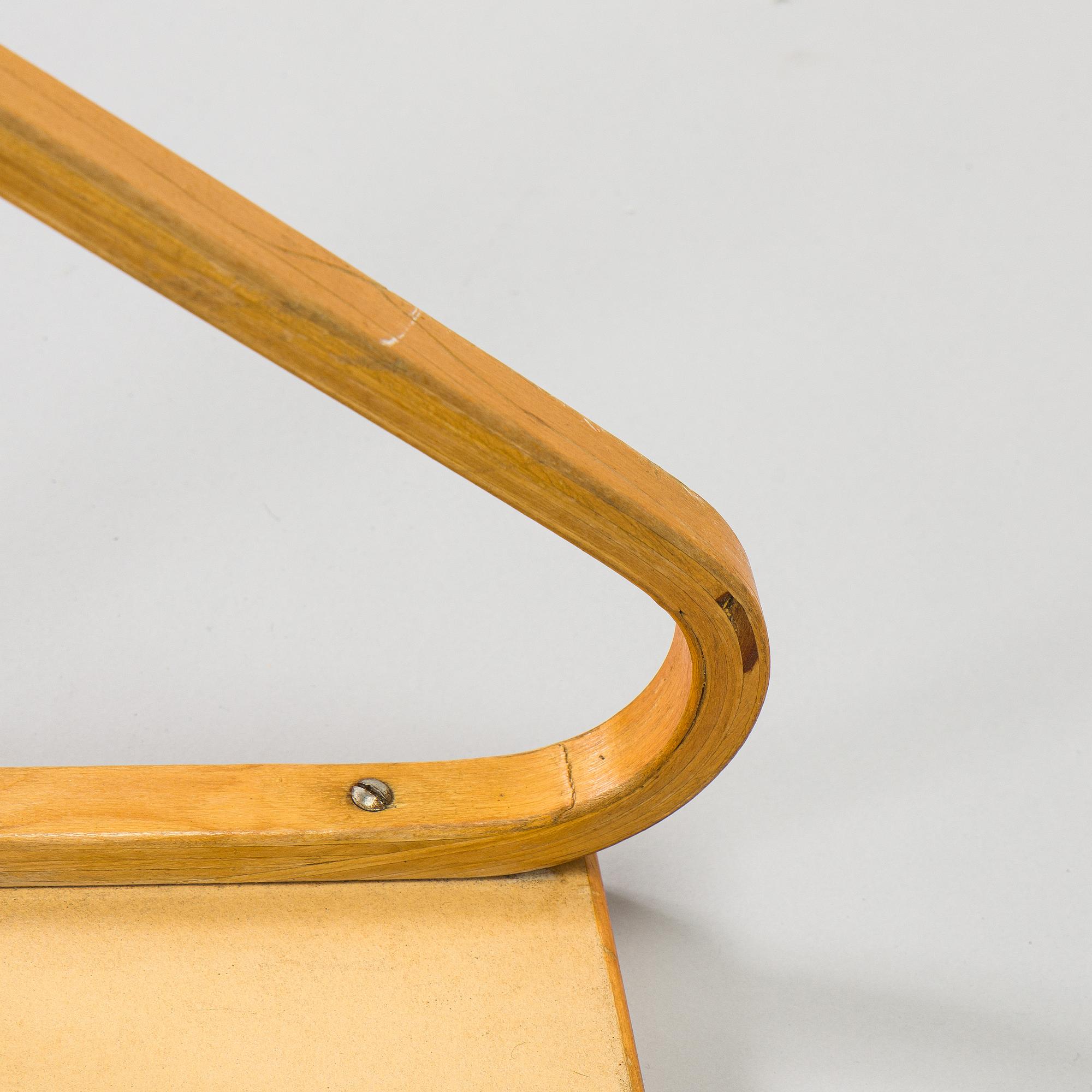 Alvar Aalto, vägghyllor, 2 st, modell 112/L för O.Y. Huonekalu- ja Rakennustyötehdas A.B 1900-talets mitt.