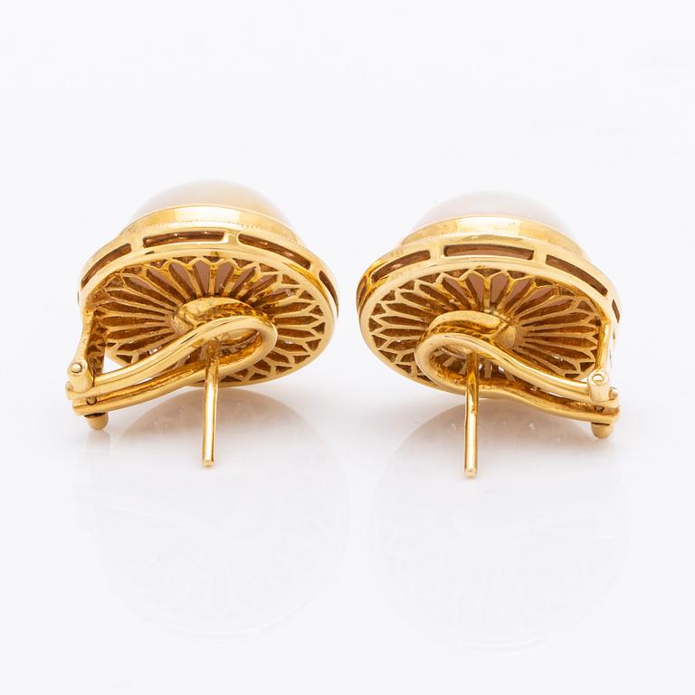 Earrings 18K gold with 2 mabé pearls approx 15 mm and brilliant-cut diamonds approx 1 ct in total, clip and pin fitting.