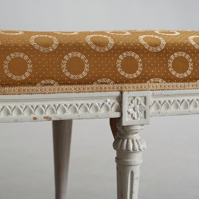 SOFFA/ FÖNSTERBÄNK. Gustaviansk, 1700-talets slut.