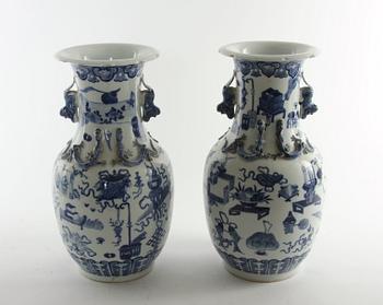 URNOR, ett par, porslin, Kina, 1800/1900-tal.