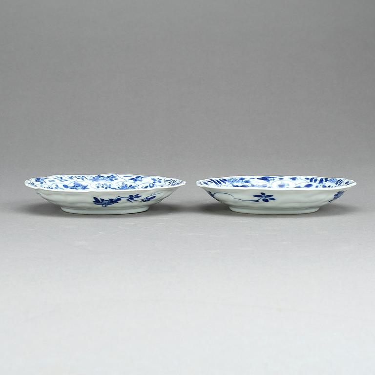SKÅLFAT, ett par, porslin, Kina, Kangxi (1662-1722).