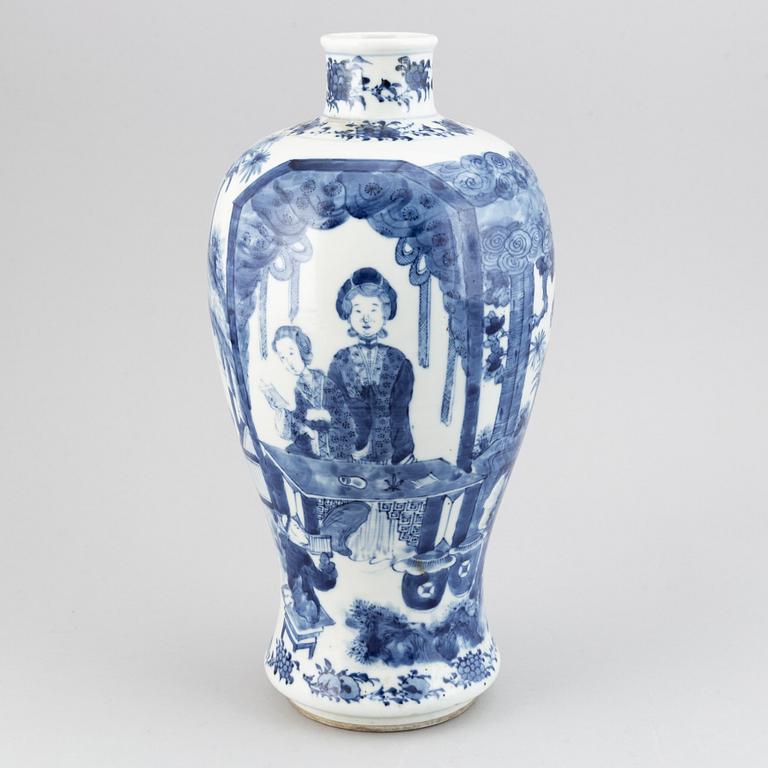 A blue and white vase, late Qing dynasty, 19th Century.