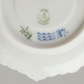 21 pieces of porcelain tableware from Royal Copenhagen, model "Musselmalet", 20th century.