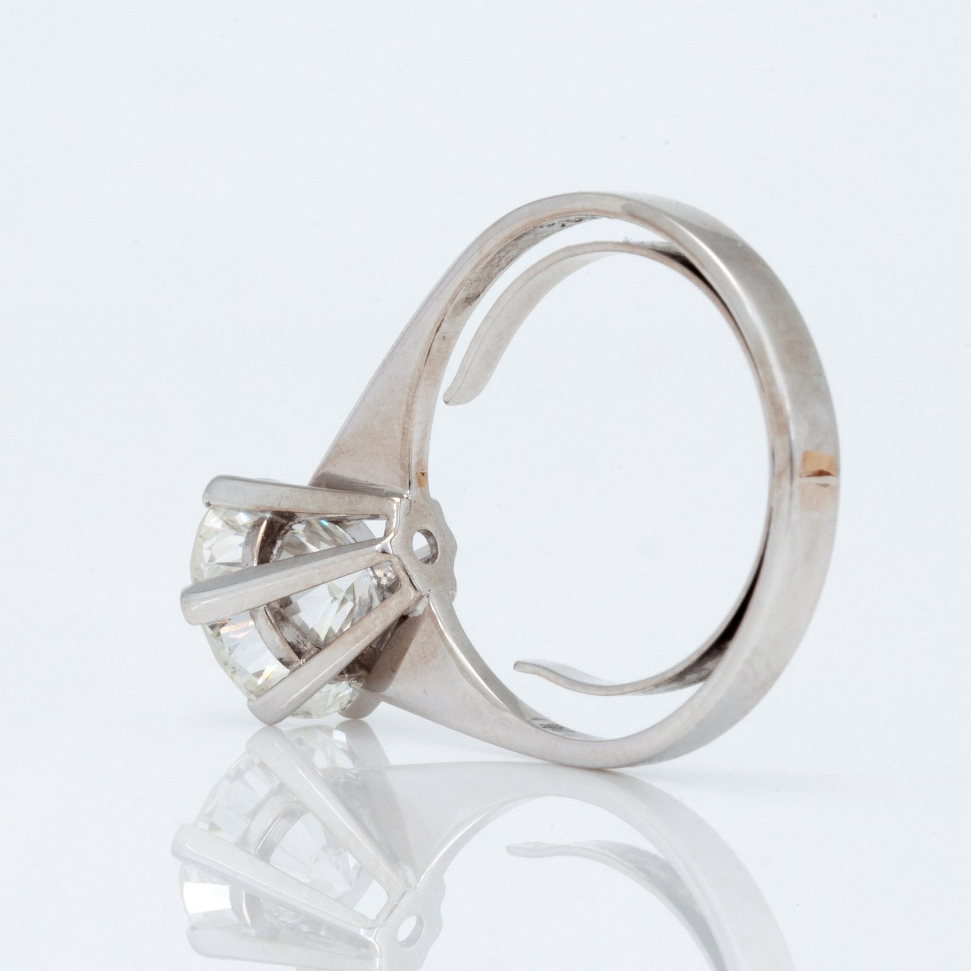 RING med briljantslipad diamant 2.33ct. Kvalitet G/VS2 enligt certifikat.