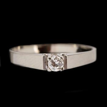 RING, 18k vitguld med briljantslipad diamant ca 0,10ct enligt gravyr. Vikt 1,5g.