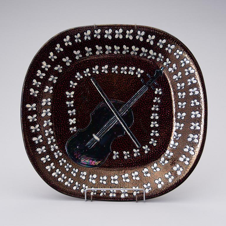 Birger Kaipiainen, A Violin dish signed Kaipiainen Arabia.