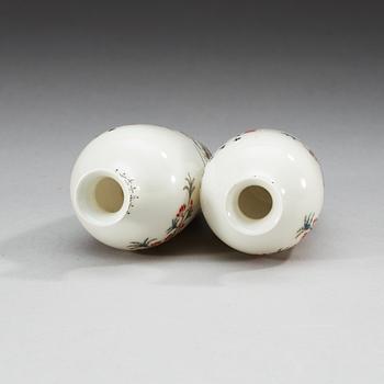 A pair of famille rose vases, first half of 20th Century with Hongxian's seal mark.