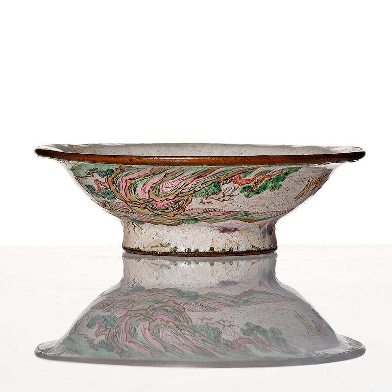 Skål, emalj på koppar. Qingdynastin, 1700-tal.