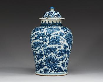 A blue and white jar with cover, Qing dynasty, Kangxi (1662-1722).