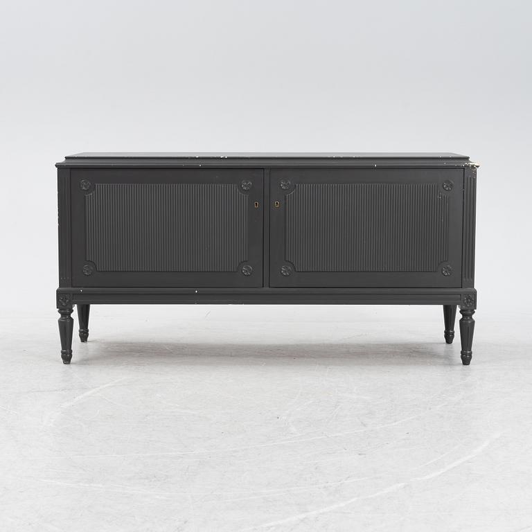 Sideboard, gustaviansk stil, 1900-talets andra hälft.