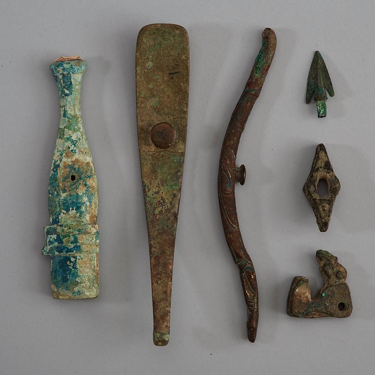 A set with six archaic bronze belthooks and armoury parts, Zhou-/Han dynasty.