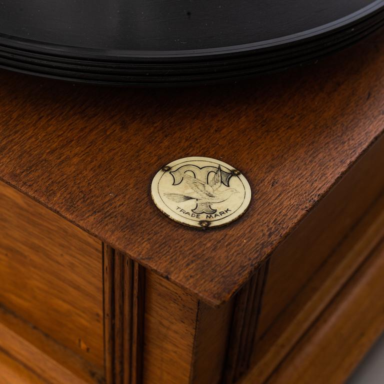 A circa 1900 grammophone.