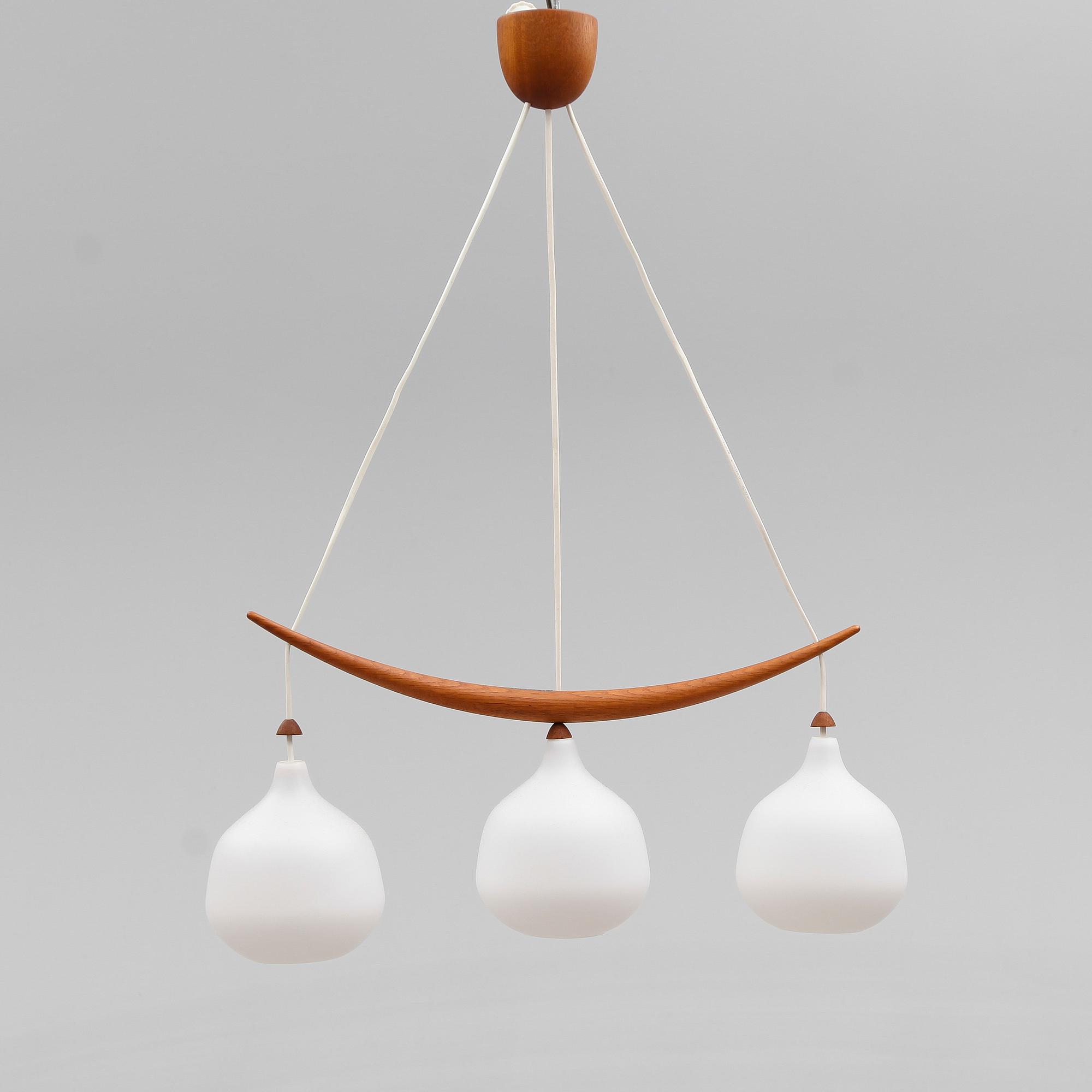 TAKLAMPA, "Bananen", m/512, Uno & Östen Kristiansson, Luxus, Vittsjö, 1950/60-tal. Höjd ca 80 cm.