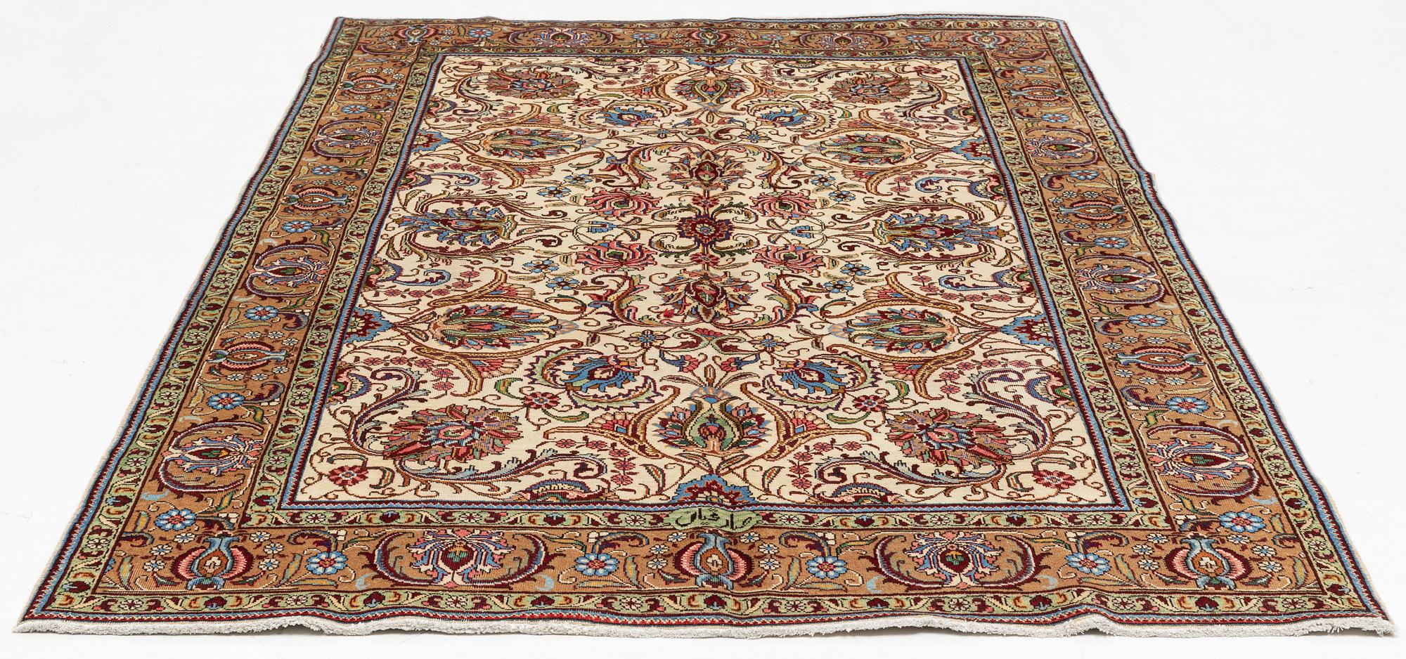 A Tabriz carpet, 309 x 205 cm.