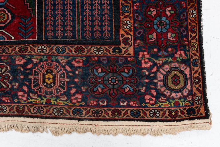 Carpet, Bakhtiari. approx. 333 x 210 cm.