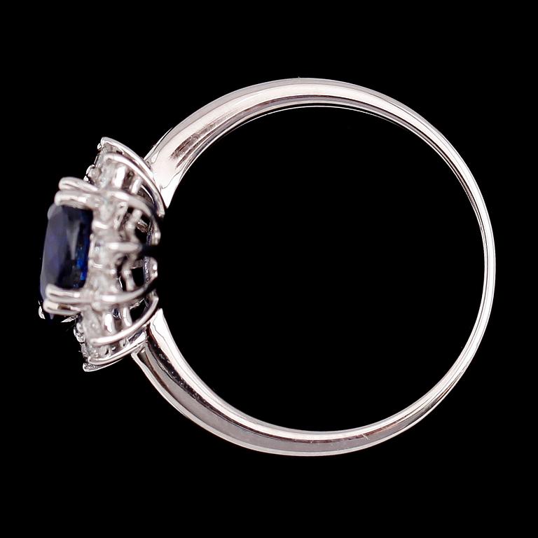 RING, 18 k vitguld, 14 briljantslipade diamanter tot ca 0.48 ct, kyanit ca 3.05 ct.