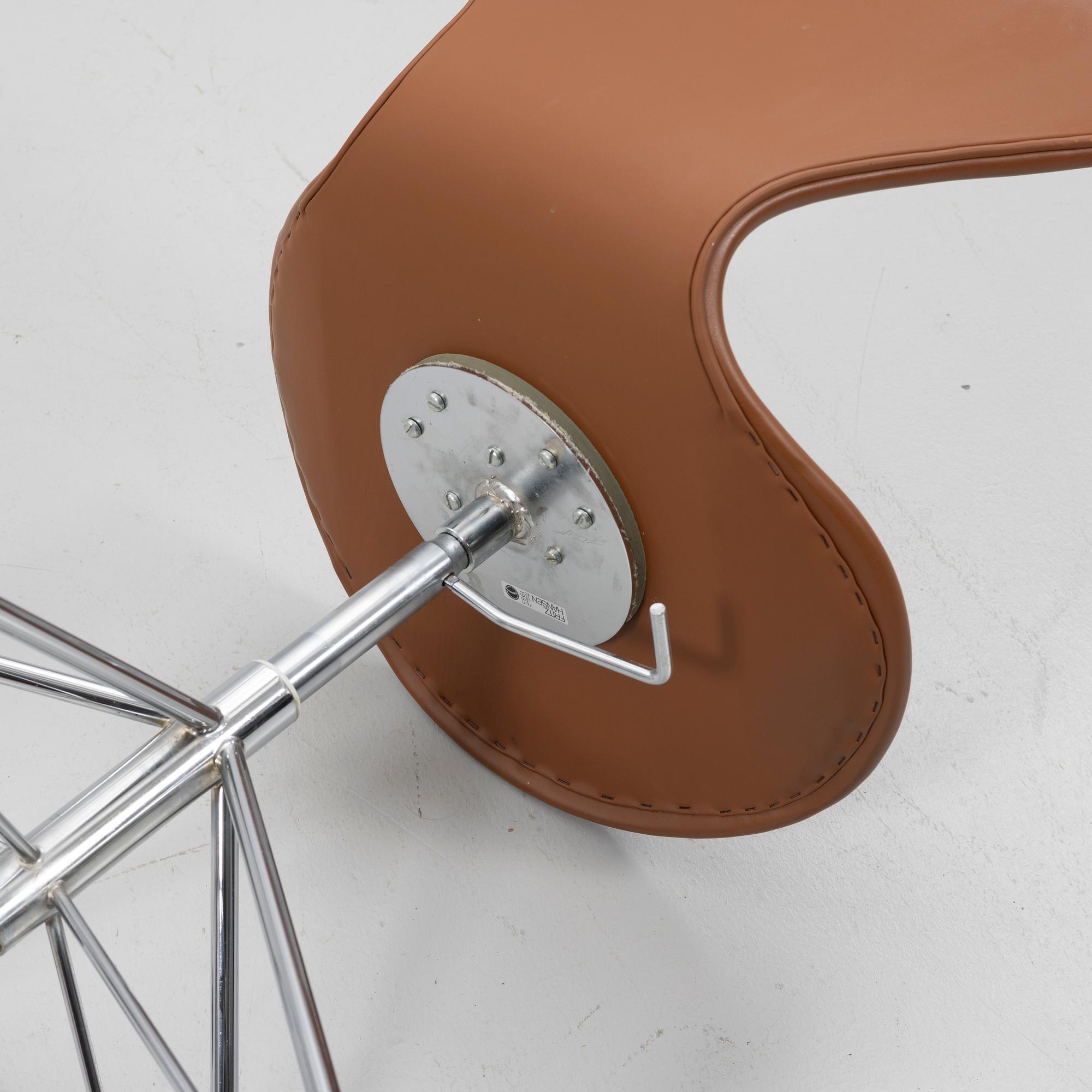 Arne Jacobsen, Office chair, model 3117, "The Seven", Fritz Hansen, Denmark, 1993.