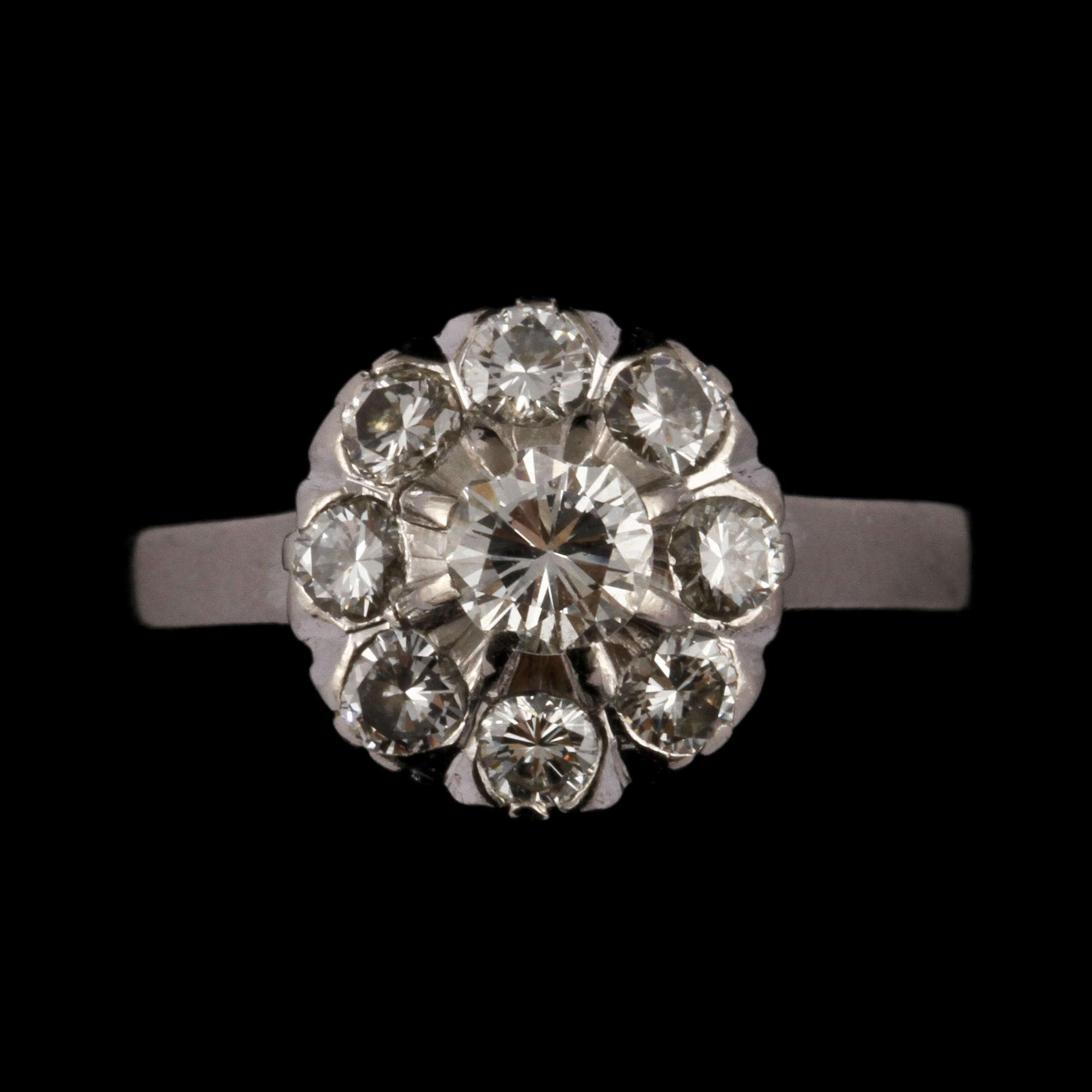 RING, 18k vitguld med 9 briljantslipade diamanter, John Pettersson, Stockholm, 1962. Vikt 4 g.