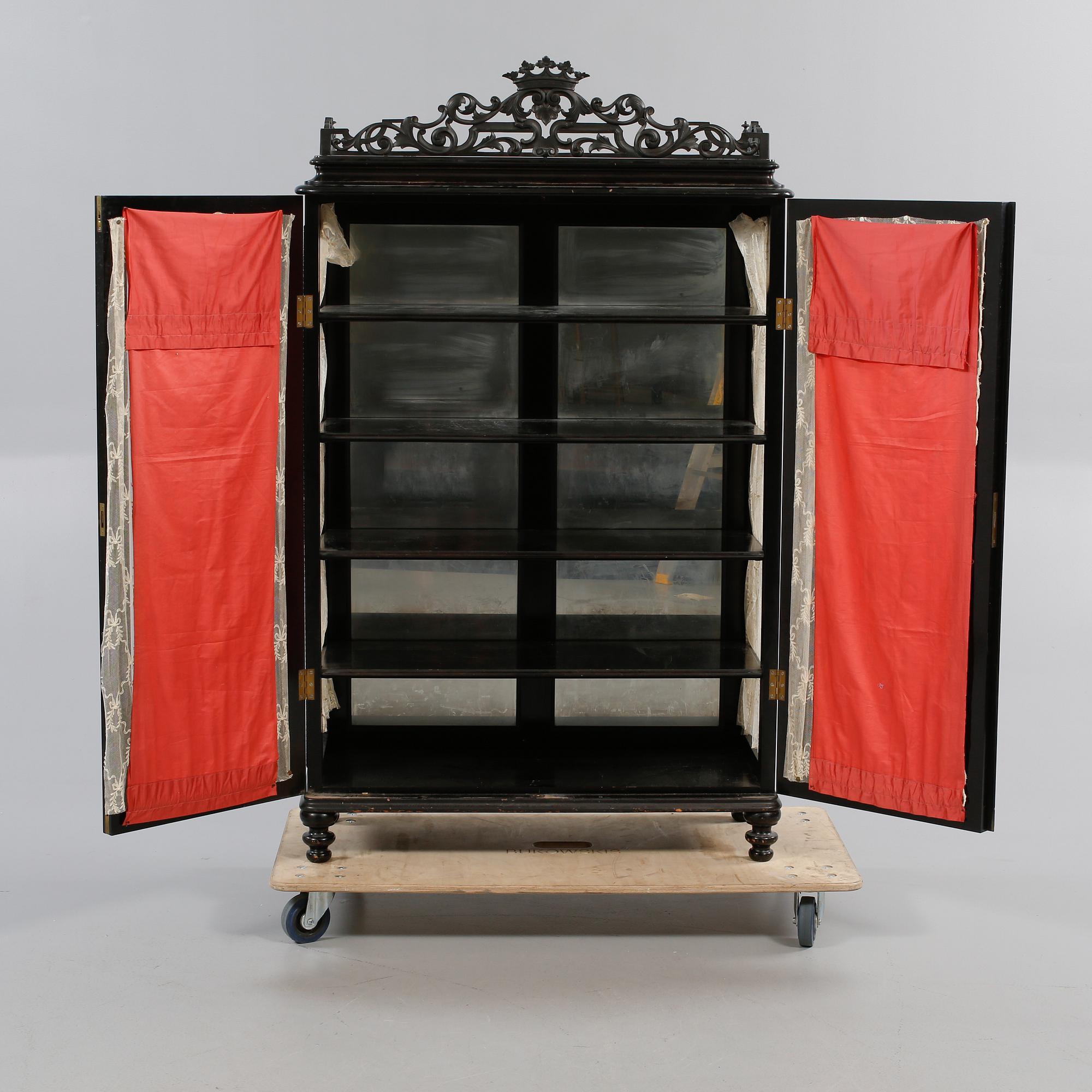 VITRINSKÅP, omkring år 1900.