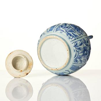 A blue and white wine pot, Ming dynasty, Wanli (1572-1620).