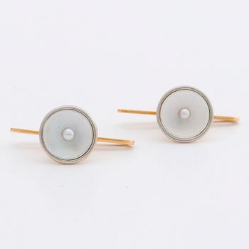 SHIRT STUDS 18K gold mother of pearl and 2 seed pearls approx 1 mm, G Dahlgren & Co Malmö.