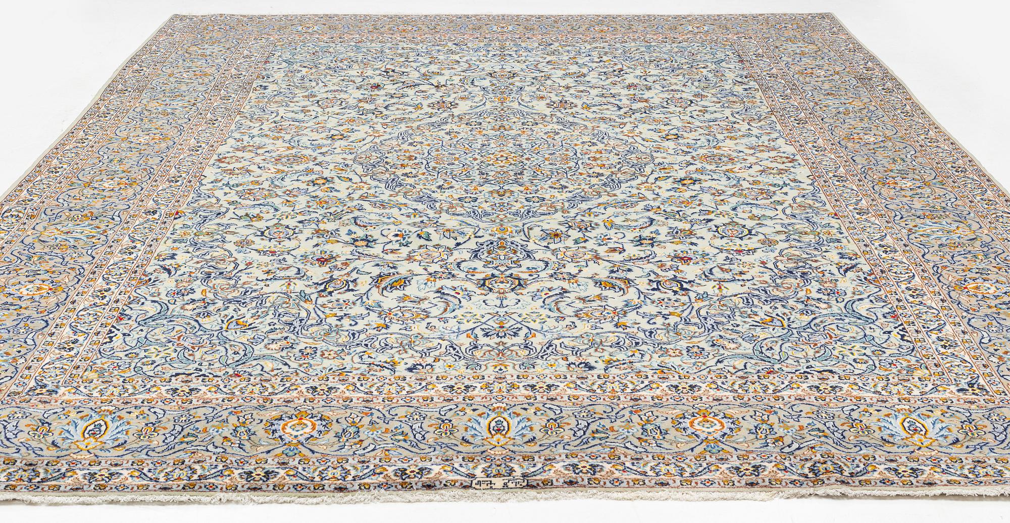 A signed Kashan carpet, approx. 436 x 314 cm.