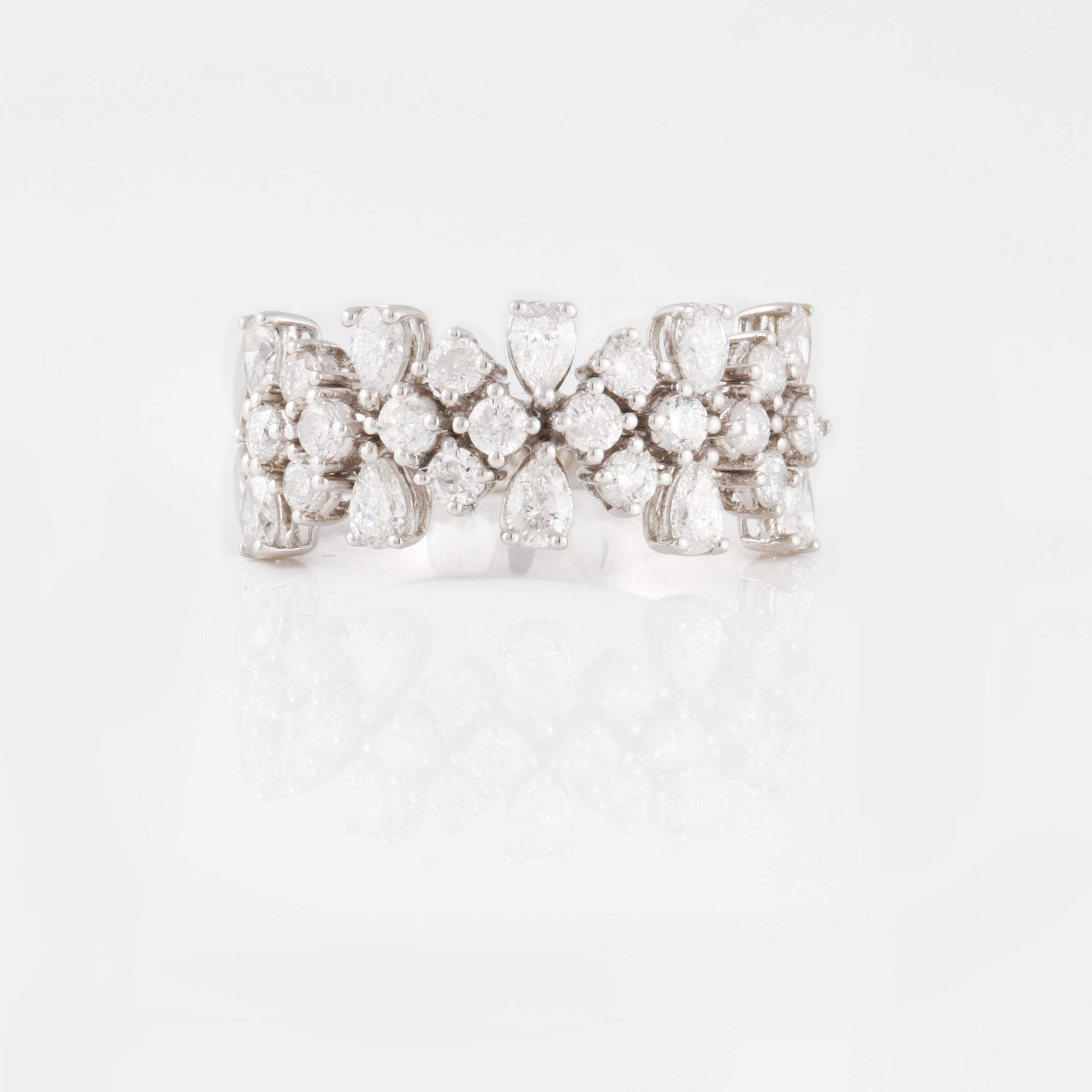 RING, med briljant och droppslipade diamanter ca 1.60 ct.
