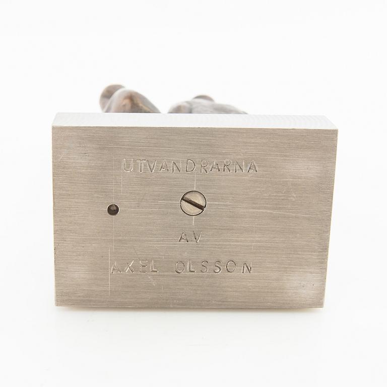 Axel Olsson, Skulptur "Utvandrarna".