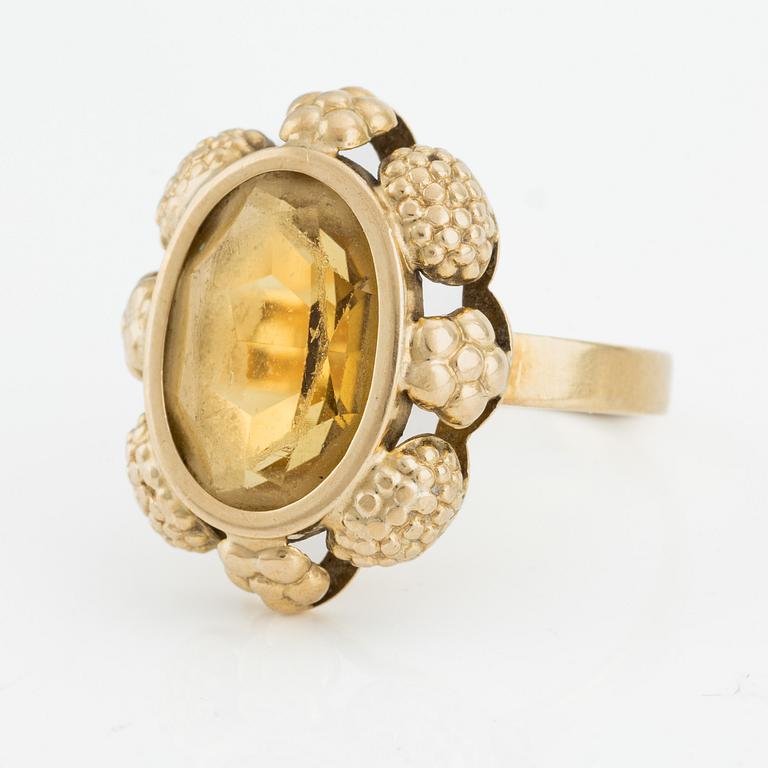 Ring, 18K gold with yellow glass stone.