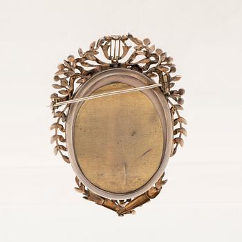 Brosch/hänge silver samt förgyllt silver med seedpärlor och minatyrmålning, omkring år 1900.