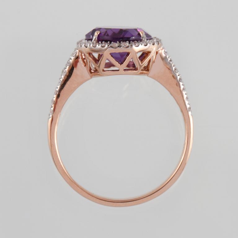 RING, 18K guld med briljantslipade diamanter 0.46 ct samt ovalslipad ametist. Vikt 3,5 gram.