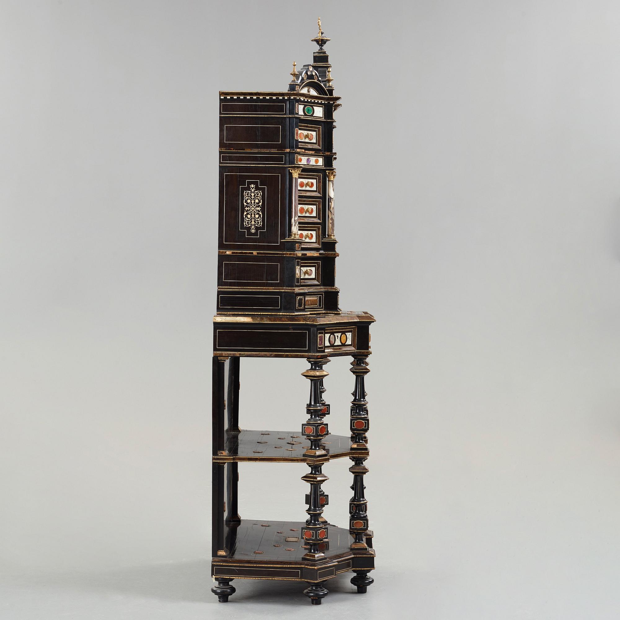KABINETTSKÅP, av Ferdinando Pogliani (1832-1899), Milano, 1800-talets sista kvartal.