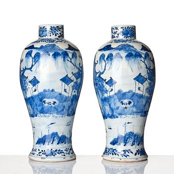 Vaser, ett par, porslin. Qingdynastin, 1800-tal.