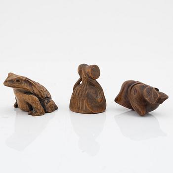 Figuriner / netsuke, tre stycken, trä, Japan 1800-/1900-tal.